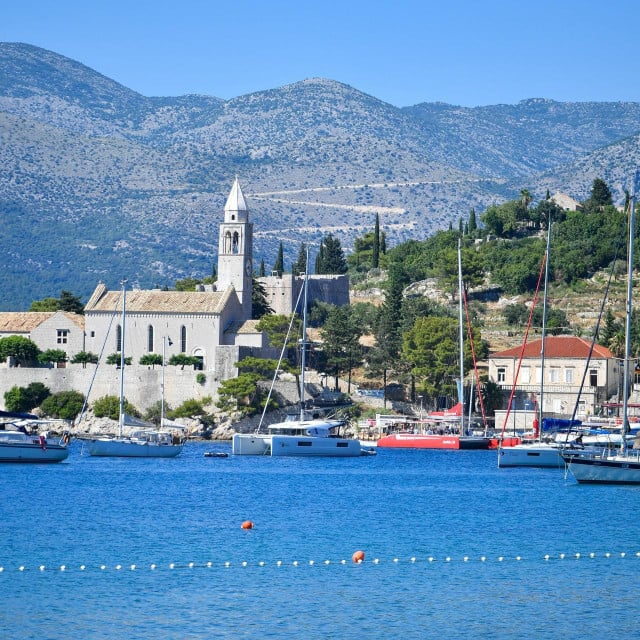 <p>Lopuđani su ostali bez omiljenog doktora, uskoro će natječaj za izbor nasljednika</p>
