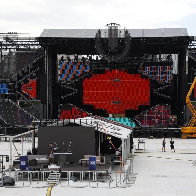 <p>Split, 090726.<br>
Obilazak stadiona Park mladezi uoci Ultra Europe festivala. Obilazak vodi Alek el-Kazal, projektni direktor festivala, a ukljucuje sve najvaznije festivalske lokacije te aktivacije koje su pripremljene za bolje iskustvo svih posjetitelja.<br>