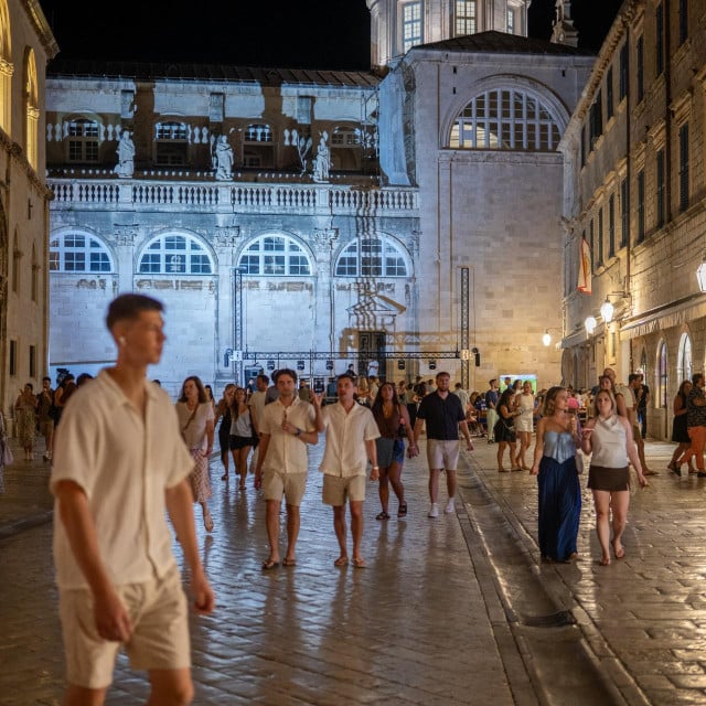 <p>Dubrovnik, 090726.<br>
Stradun.<br>
Generalna proba svecanog otvaranja Dubrovackih ljetnih igara.<br>