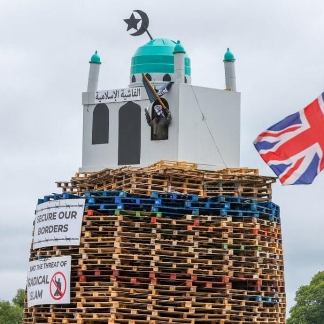 <p>&nbsp;Replika džamije, postavljena na lomaču&nbsp;u probritanskom gradu u blizini Belfasta, zapaljena je u četvrtak navečer prije nego &scaron;to ju je policija uspjela ukloniti</p>