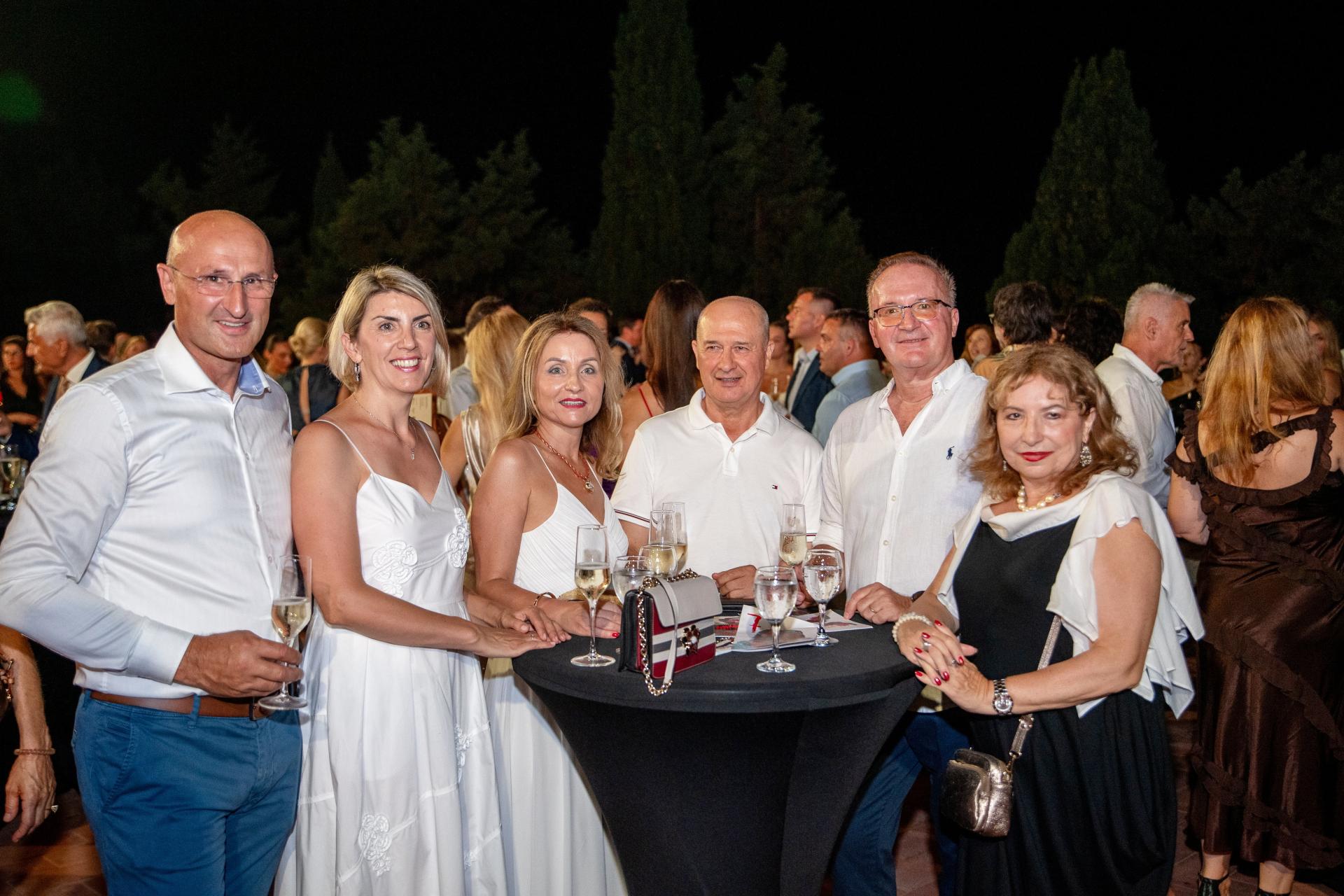 Svečani domjenak na taraci Umjetničke galerije Dubrovnik. Pogledajte tko je sve došao