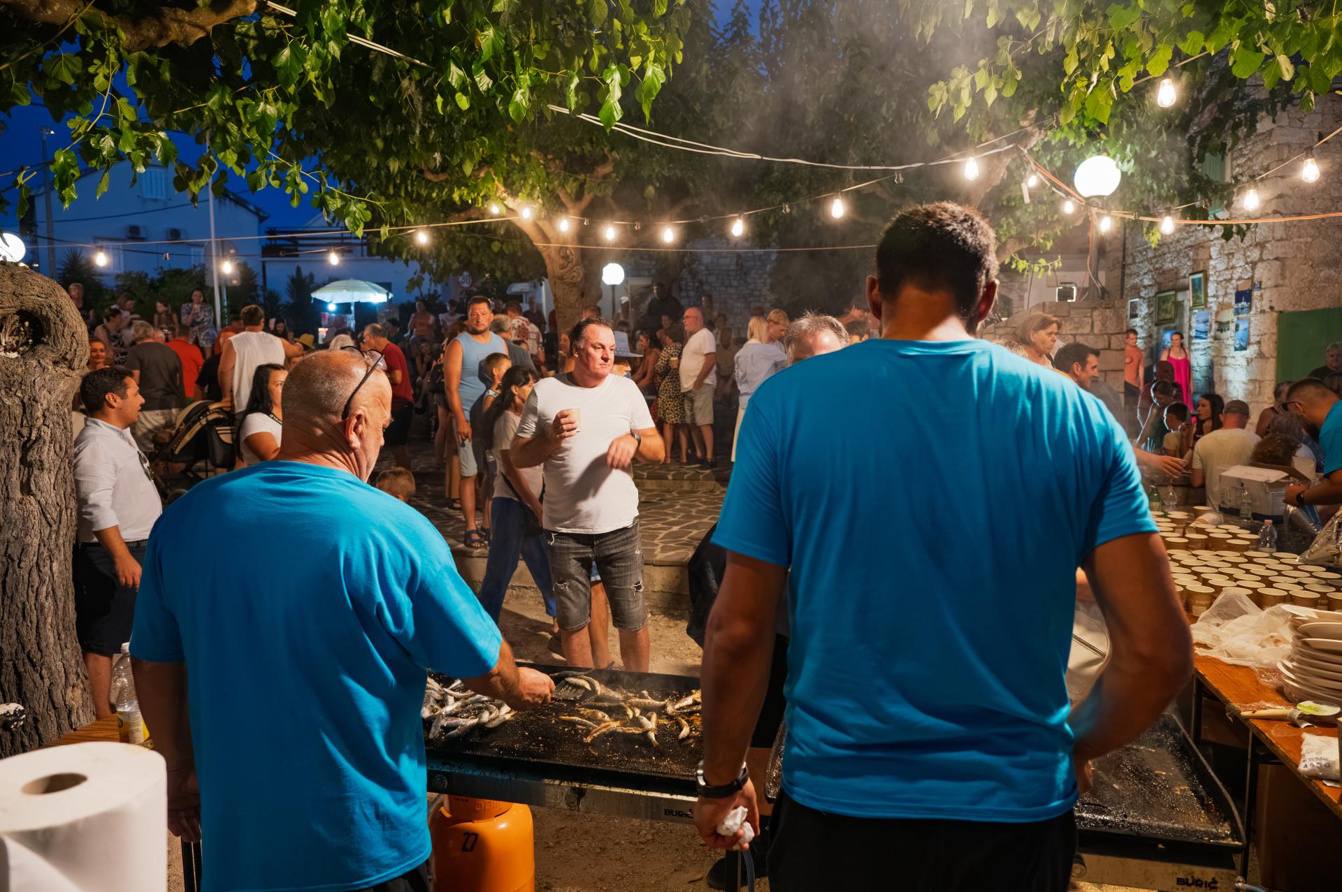 Stare kale ponovno su oživjele: ribarske fešte u Supetru, Mircima, Splitskoj i Škripu čuvaju duh Mediterana