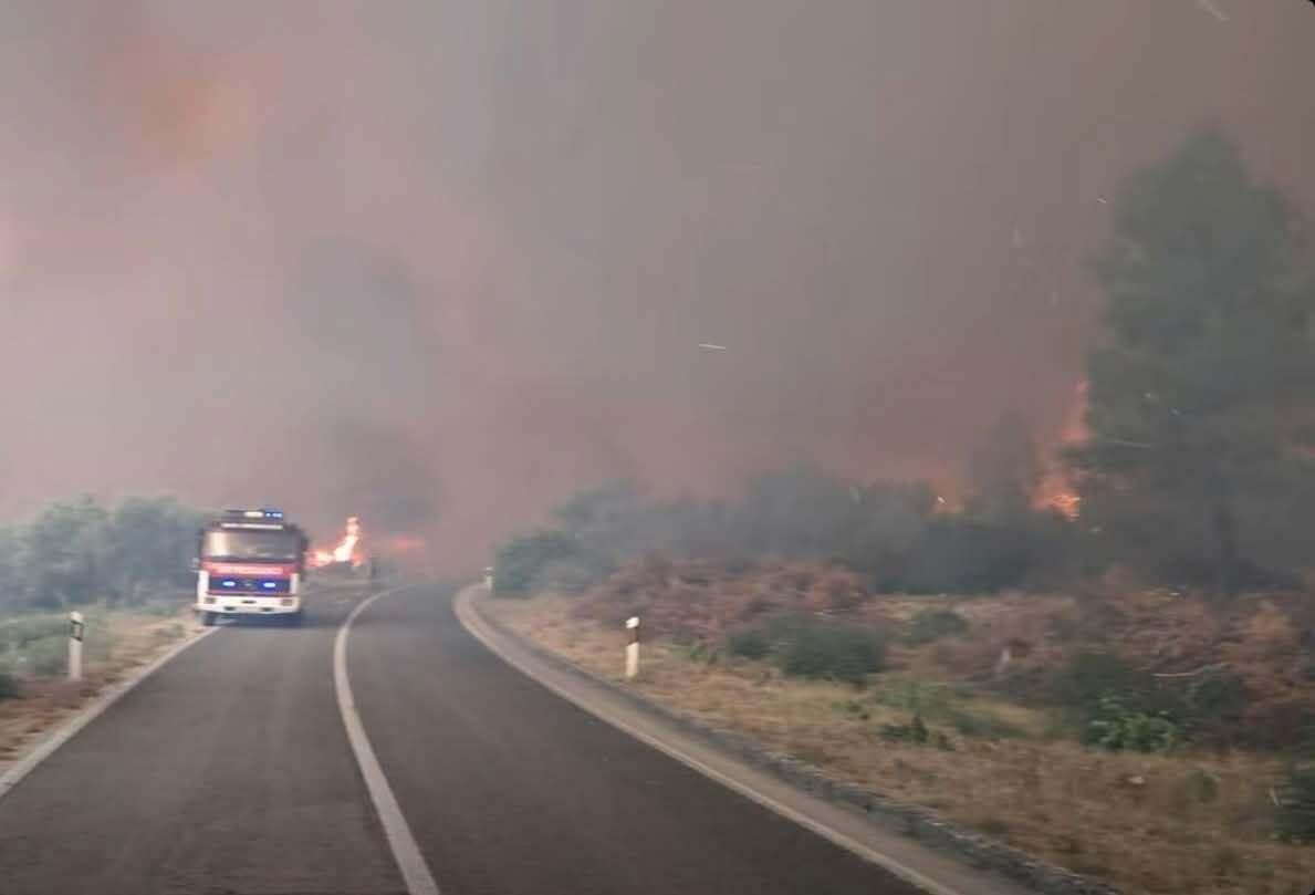 Požar na Korčuli još uvijek divlja, na terenu sve vatrogasne postrojbe i tri kanadera