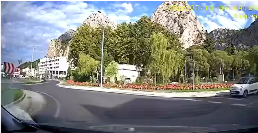 Vozač u Omišu promašio izlaz na kružnom toku, napravio potez koji je razbjesnio mnoge