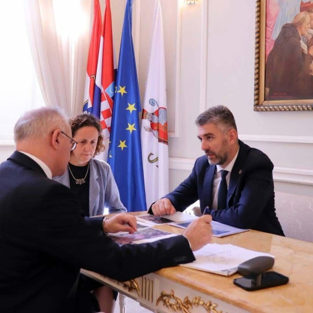 <p>Dubrovački gradonačelnik Mato Franković&nbsp;s ministricom kulture i medija Ninom Obuljen Koržinek i rektorom Sveučili&scaron;ta u Zagrebu Stjepanom Laku&scaron;ićem</p>