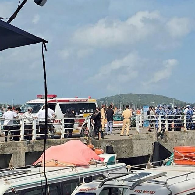 <p>Vozila hitne pomoći poredana su na pristani&scaron;tu kako bi pružila pomoć stradalima u pomorskoj nesreći&nbsp; na jugu Vijetnama&nbsp;&nbsp;</p>