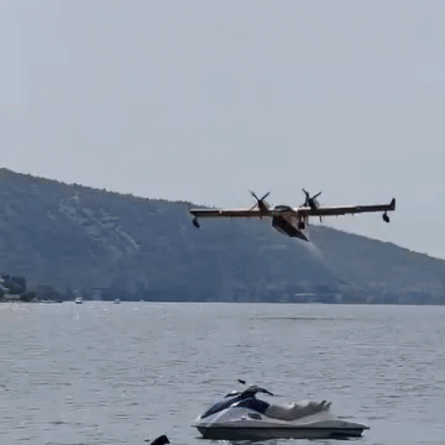 <p>Vje&scaron;ti piloti protupožarnih zrakoplova CL-415 prikupljali su more blizu obale&nbsp;</p>
