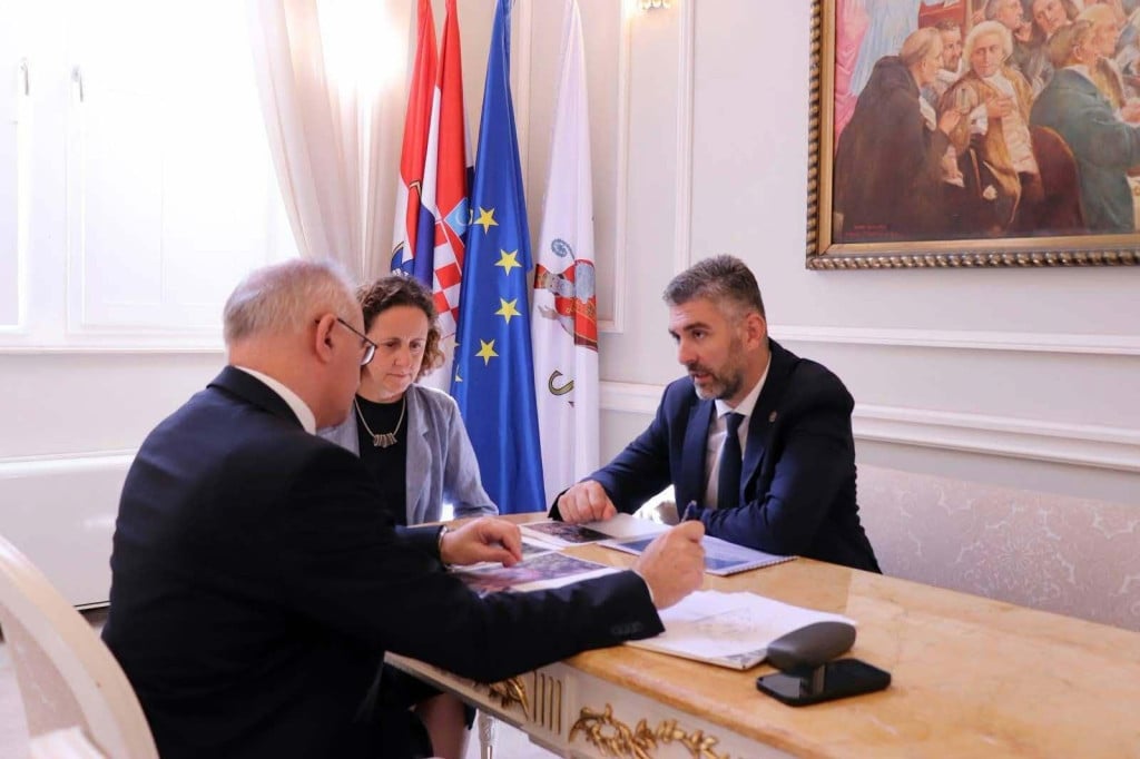 <p>Dubrovački gradonačelnik Mato Franković&nbsp;s ministricom kulture i medija Ninom Obuljen Koržinek i rektorom Sveučili&scaron;ta u Zagrebu Stjepanom Laku&scaron;ićem</p>