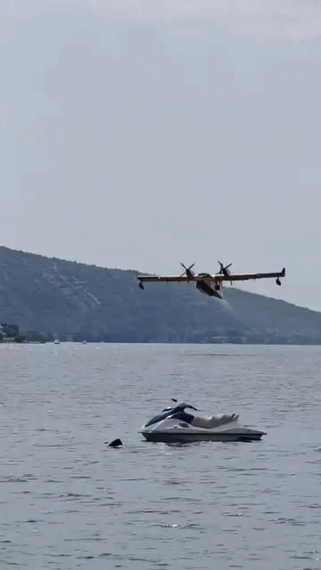 <p>Vje&scaron;ti piloti protupožarnih zrakoplova CL-415 prikupljali su more blizu obale&nbsp;</p>