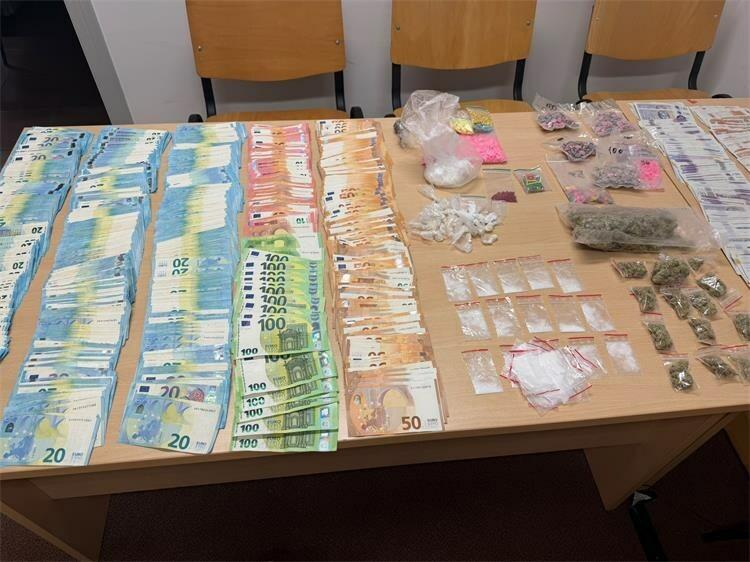 Bogat ulov policije u Tisnom i Murteru, zaplijenili tisuće komada tableta MDMA, stotine sličica i tableta LSD-a