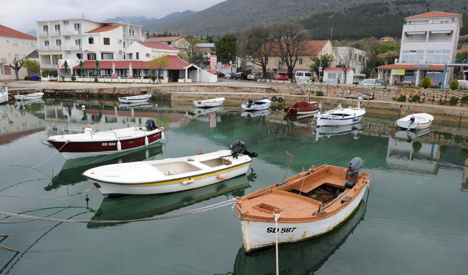 Stanovnici nekoliko dalmatinskih mjesta skoro 24 sata bez struje usred turističke sezone; ekipe HEP-a na terenu