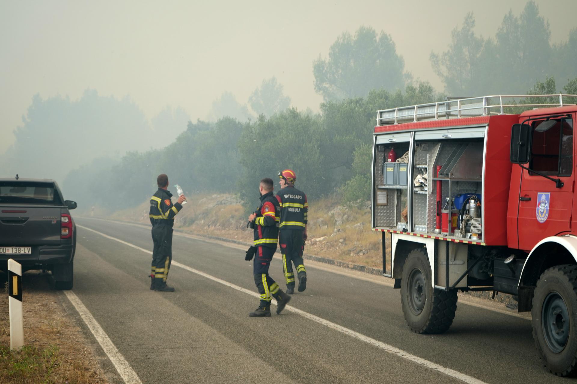 Na Korčuli i dalje gori, čeka se treći kanader; ozlijeđena dva vatrogasca, još jedan na šibenskom području