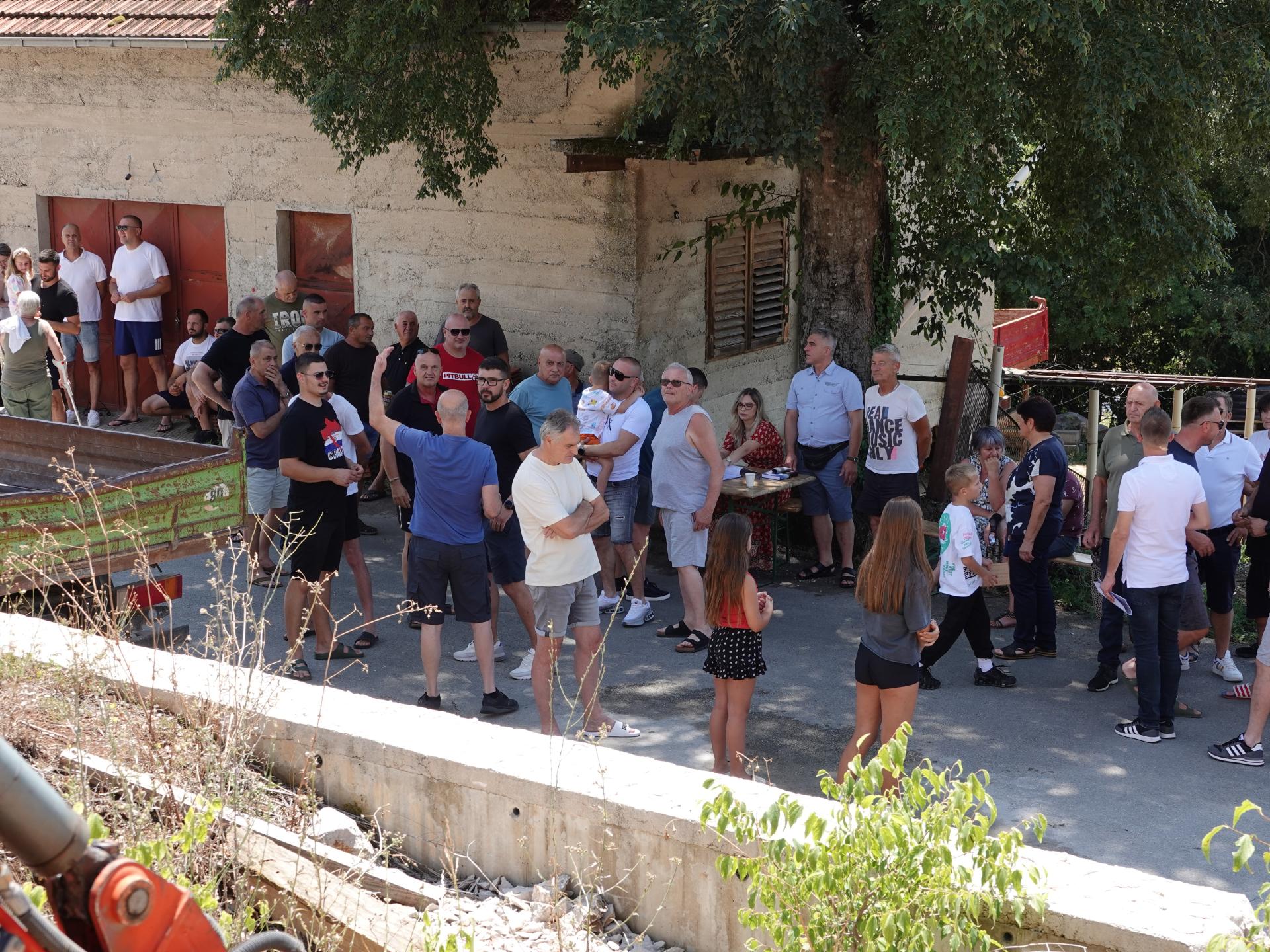 Stanovnici općine kraj Imotskog bijesni: ‘Dok se naši susjedi bućkaju u bazenima, mi nemamo čašu vode za napiti se!‘