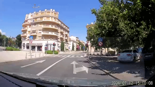 VIDEO Evo kako biciklist prolijeće kroz crveno u srcu Splita! I ne samo on...