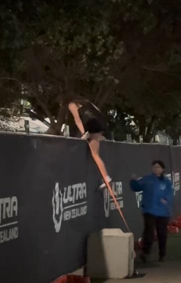 VIDEO Djevojka pošto poto htjela na Ultru pa se prebacila preko ograde i pala u nepoznato. Uzalud je osiguranje trčalo