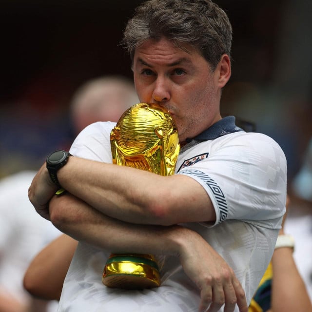 <p>Engleski navijači ljubi repliku trofeja</p>