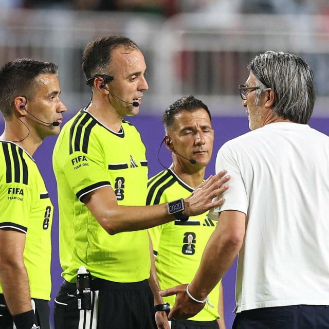 <p>Murat Yakin u razgovoru sa sucima</p>