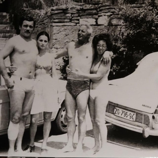 <p>Bračni parovi Dvornik i Smoje, Dijana i Boris, te Lepa i Miljenko,&nbsp;uspomena s davnog ljetovanja u Pisku</p>