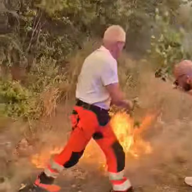 <p>Tim Hitne medicinske pomoći Blato - Korčula bez razmi&scaron;ljanja je prionuo ga&scaron;enju požara</p>