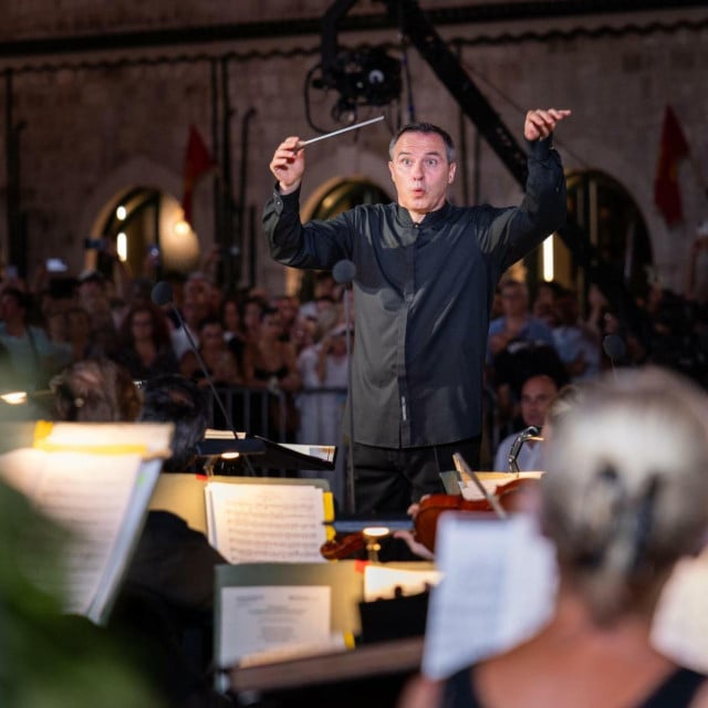 <p>Carmina Burana na pozornici pred crkvom svetog Vlaha</p>