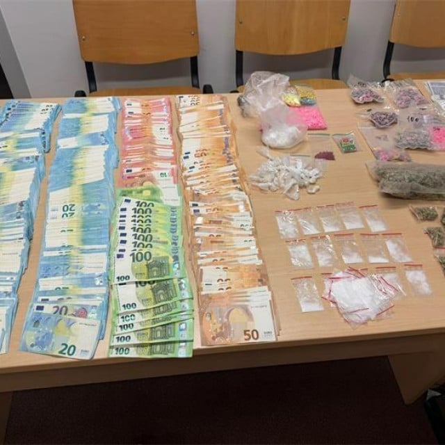 <p>Bogat ulov policije u Tisnom i Murteru</p>