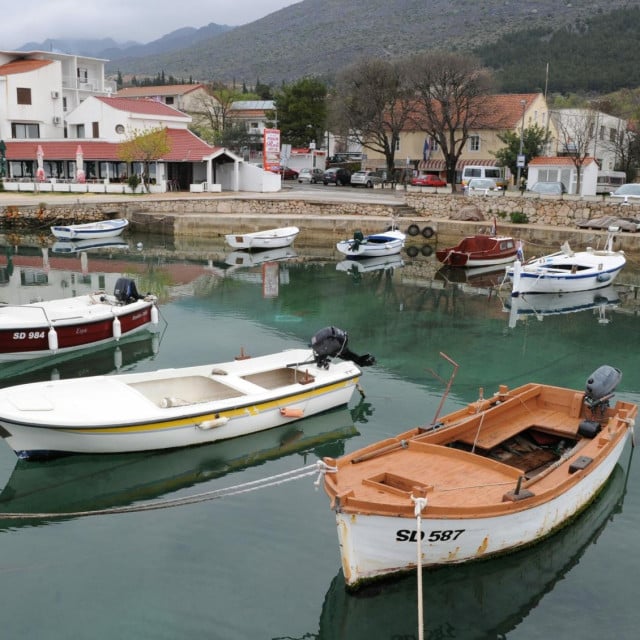 <p>&nbsp;Starigrad Paklenica i jo&scaron; neke općine, kao i njihovi gosti, skoro 24 sata su bez struje&nbsp;&nbsp;</p>
