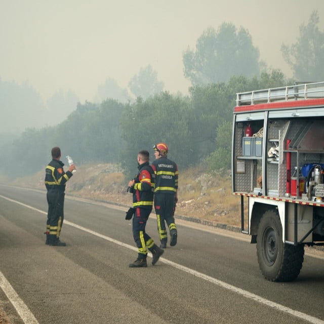 <p>Požar na Korčuli gasi 220 vatrogasaca&nbsp;</p>