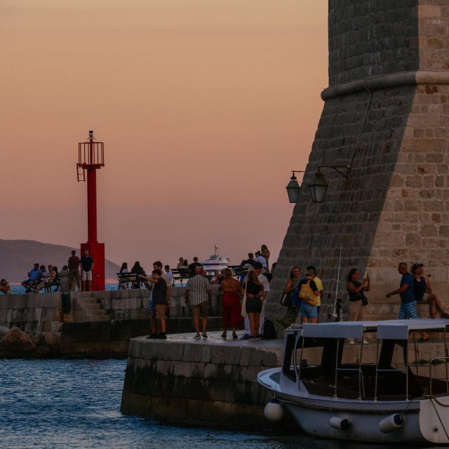 <p>Dubrovnik, 120726.<br>
Dubrovcani i njihovi gosti uzivaju u atmosferi staroga grada u predvecerje.<br>