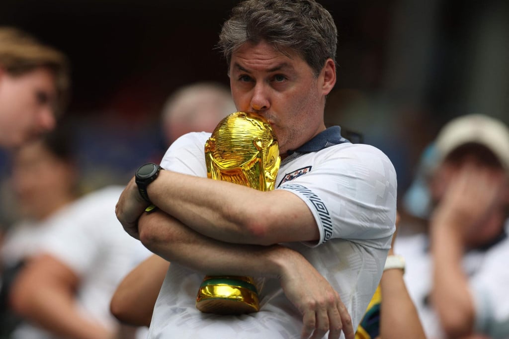 <p>Engleski navijači ljubi repliku trofeja</p>