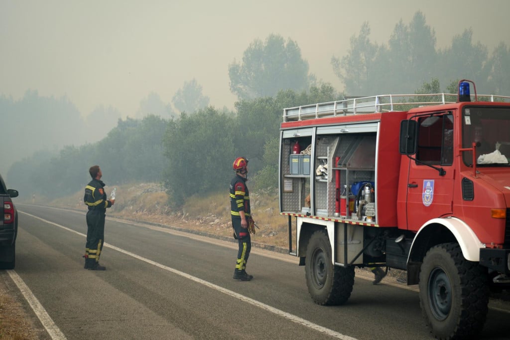 <p>Blato, 110726.<br>
Gasenje pozara na Korculi koji je zahvatio veliku povrsinu borove sume.<br>