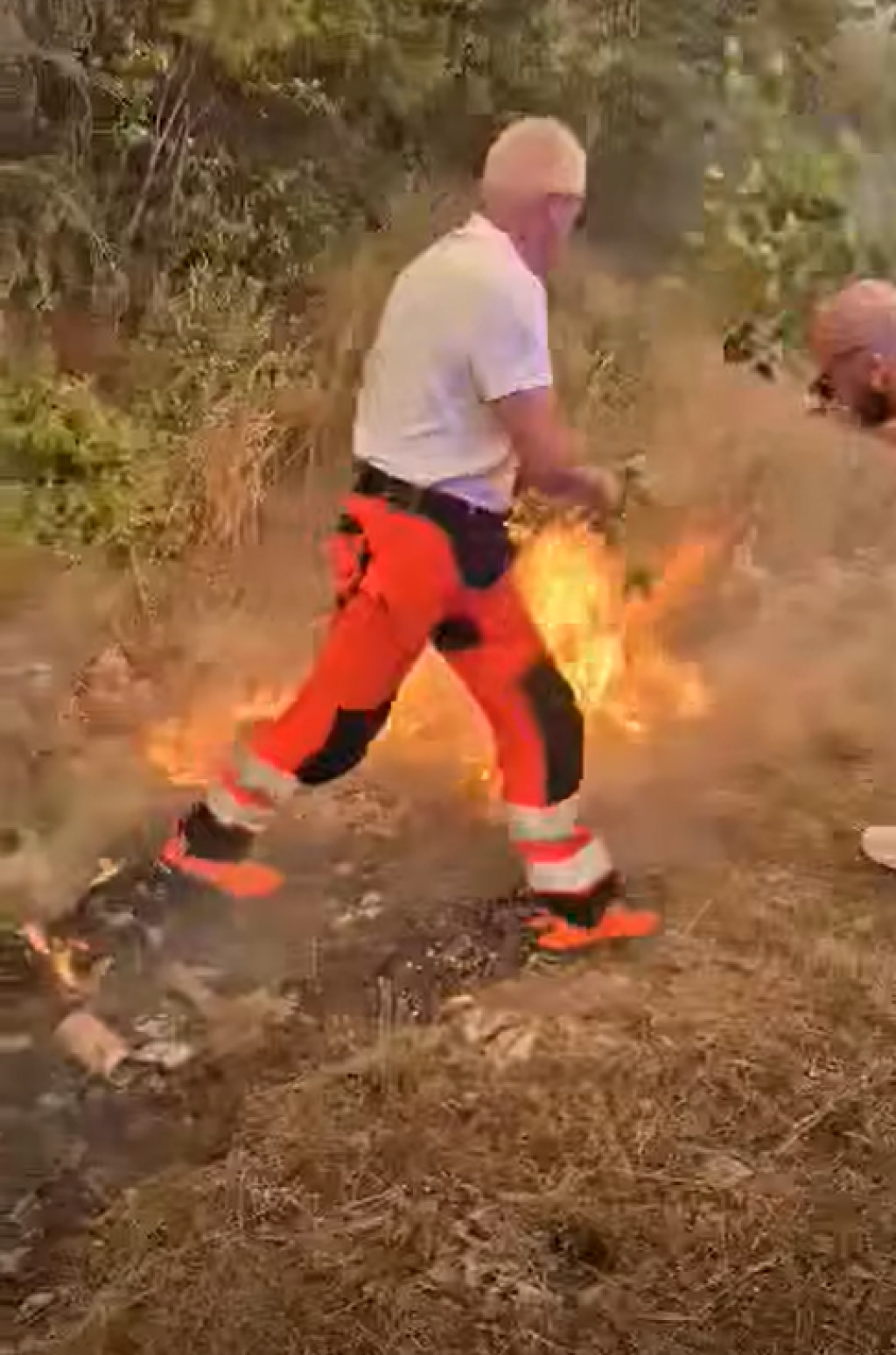 <p>Tim Hitne medicinske pomoći Blato - Korčula bez razmi&scaron;ljanja je prionuo ga&scaron;enju požara</p>