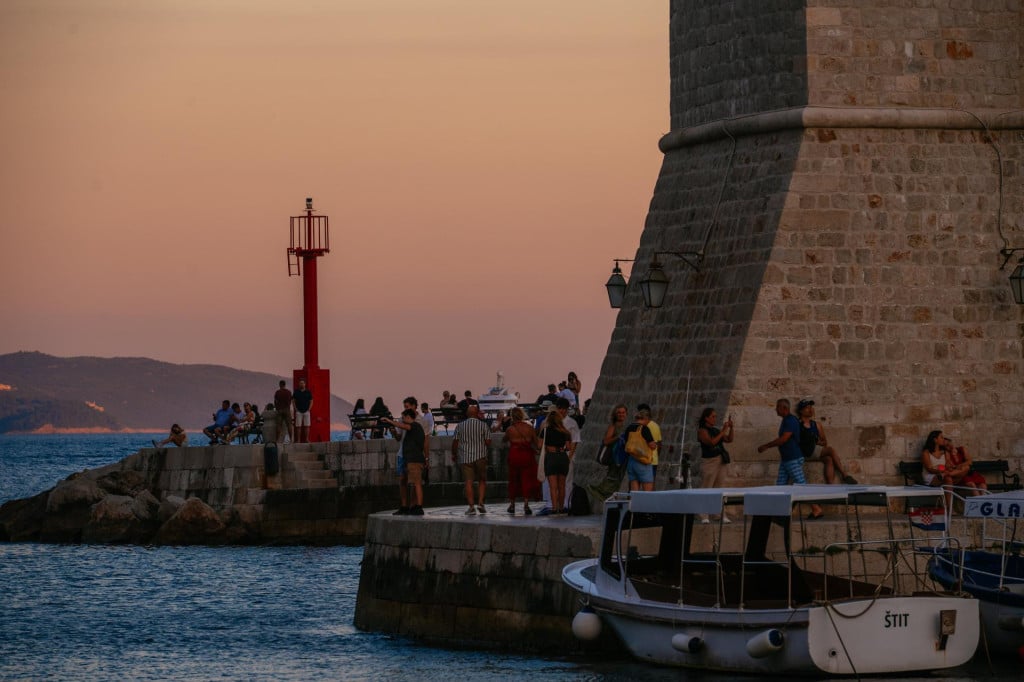 <p>Dubrovnik, 120726.<br>
Dubrovcani i njihovi gosti uzivaju u atmosferi staroga grada u predvecerje.<br>