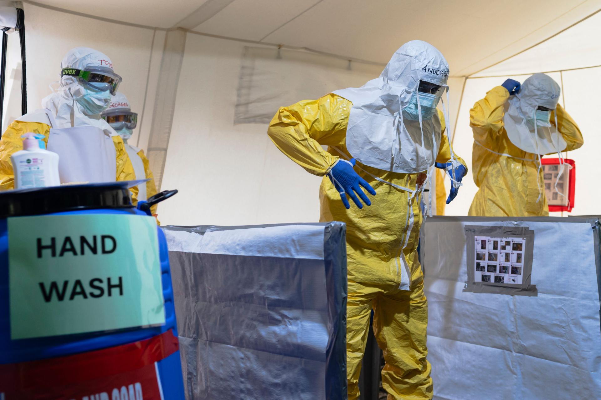 U centru epidemije dramatično - 650 umrlih! Pacijent s ebolom stigao u europsku zemlju; usred noći prevezen u bolnicu...
