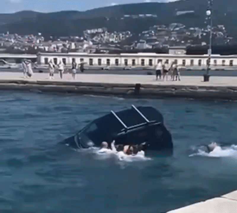 VIDEO Pogledajte dramatičnu akciju spašavanja na Jadranu; automobil s vozačem sletio u more, a onda su došli oni...