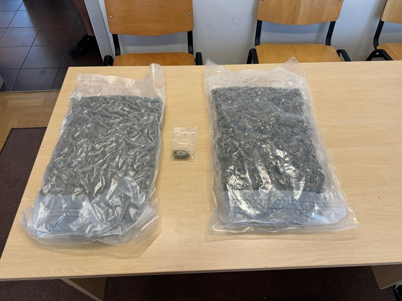 Policija na A1 kod Vodica zaustavila vozača (26), službeni pas odmah je nanjušio... Pogledajte koliko ‘trave‘ je skrivao