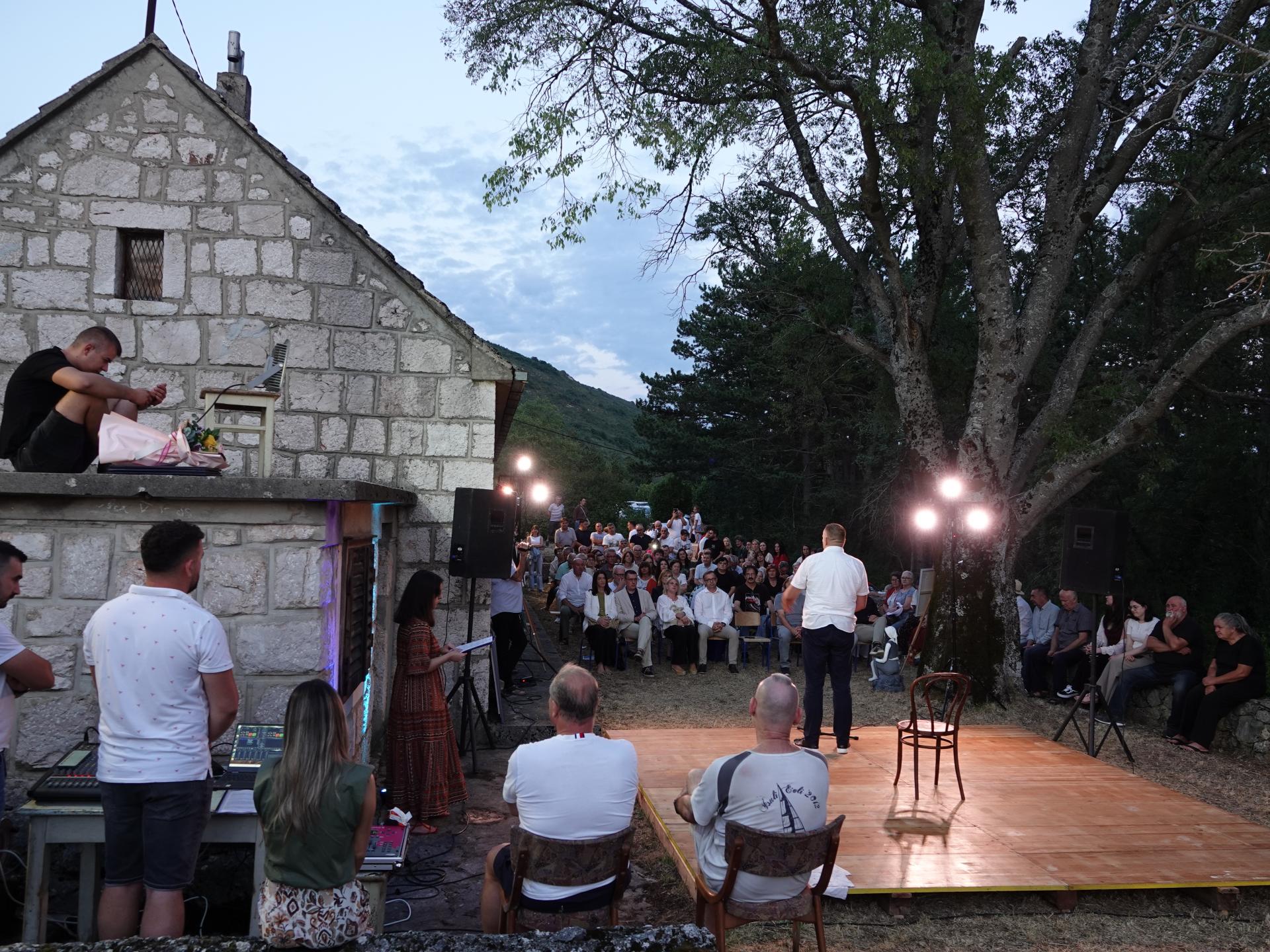 Malo dalmatinsko selo ponovno u središtu pozornosti. Stigli gosti iz Hrvatske i inozemstva; emotivan trenutak