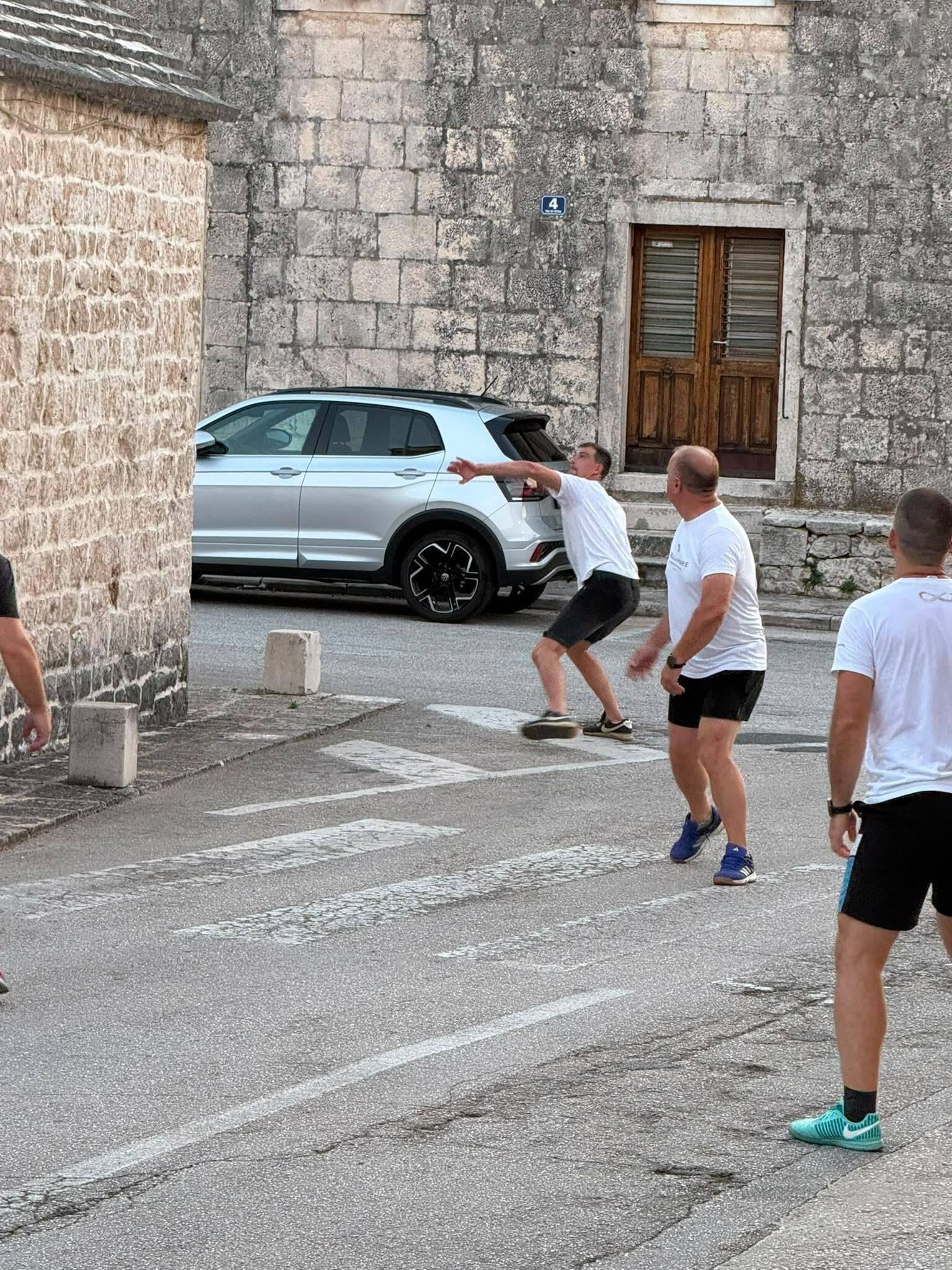 Ovo je najluđa igra u Dalmaciji, a igra se samo na ovom otoku ispred Splita; igra se nasred ceste, kad projuri auto...