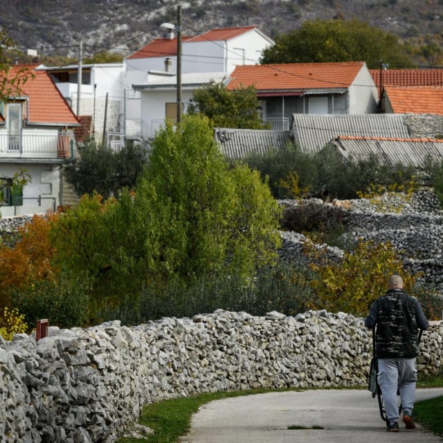 <p>Gornji Bozici, dio mjesta Cvrljevo u dalmatinskoj Zagori, općina Une&scaron;ić<br>