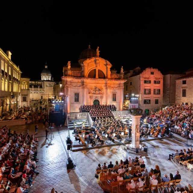 <p>Koncert ispred crkve svetog Vlaha izazvao je veliki interes</p>