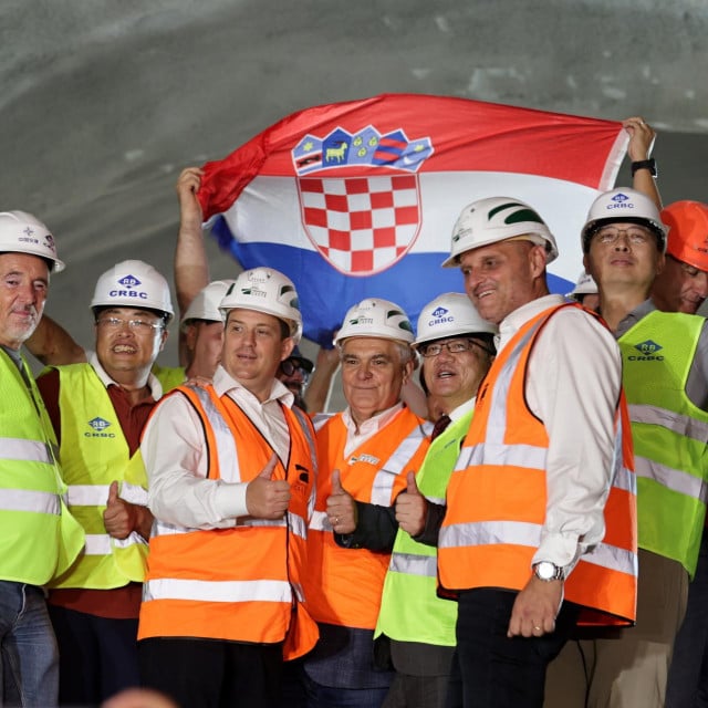 <p>Oleg Butković, Blaženko Boban i&nbsp;Ivica Budimir sa zastavom proslavili proboj tunela</p>