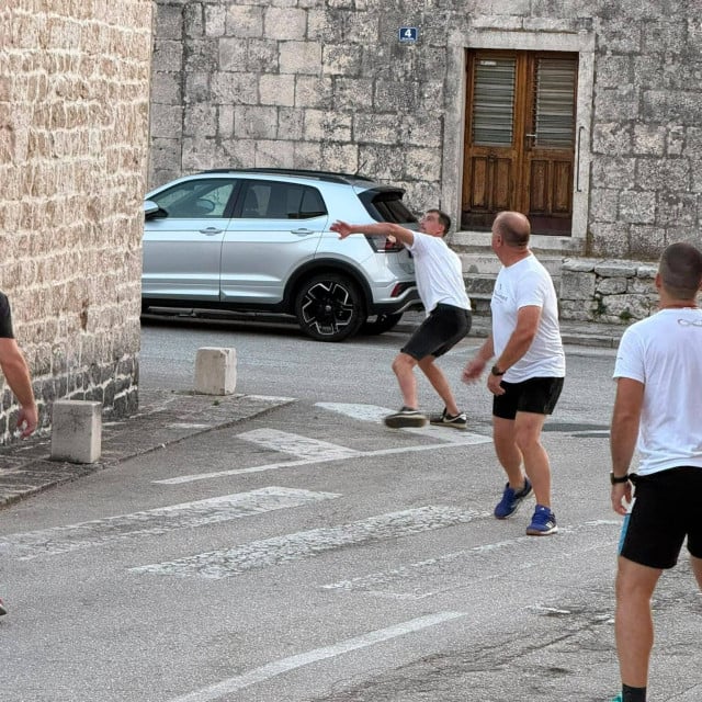 <p>Balun o ruke, igrač hvata balun koji se servira preko crkive koju mora dotaknuti</p>