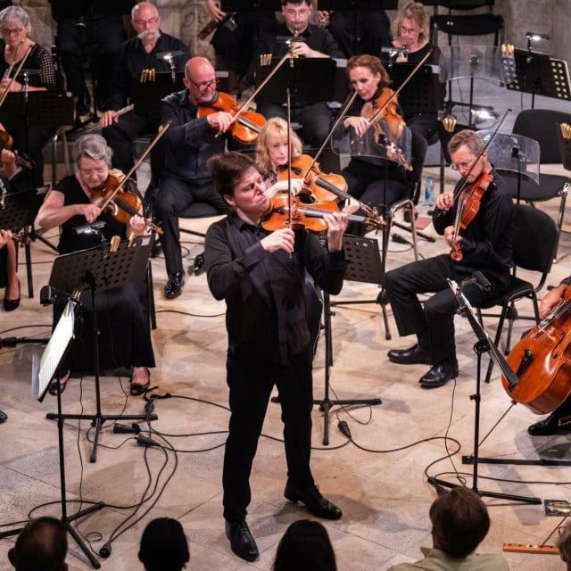 <p>Joshua Bell i članovi orkestra Academy of St Martin in the Fields</p>