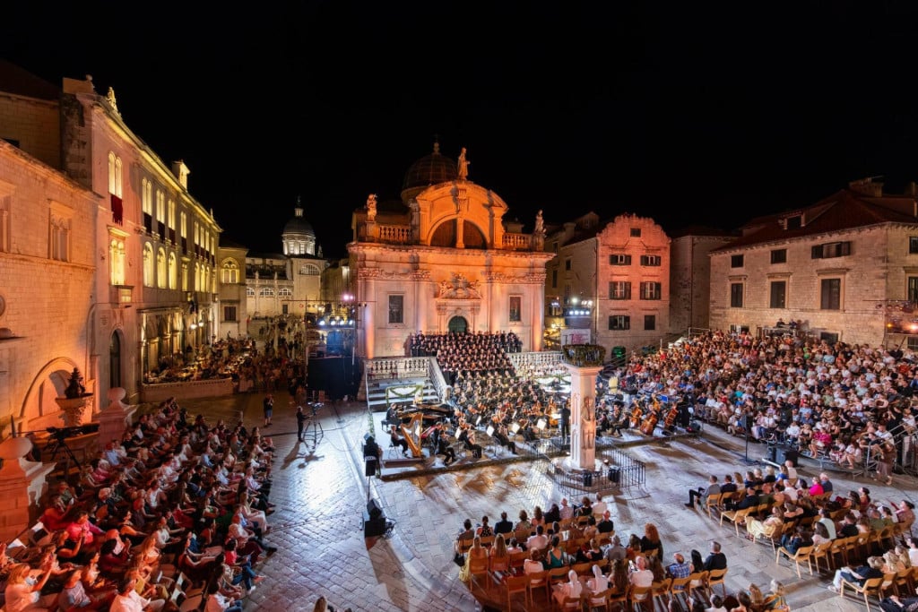 <p>Koncert ispred crkve svetog Vlaha izazvao je veliki interes</p>