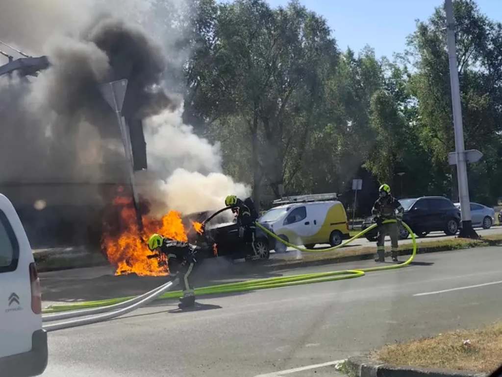 <p>Vatrogasci u ga&scaron;enju zapaljenog automobila i semafora<br>
&nbsp;</p>