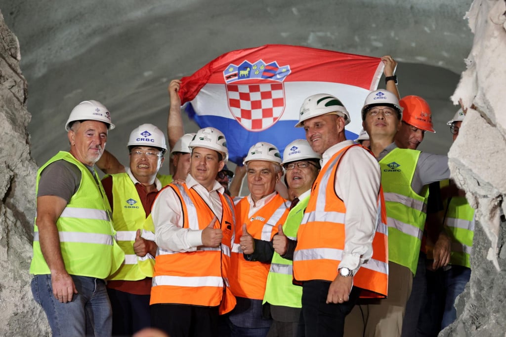 <p>Oleg Butković, Blaženko Boban i&nbsp;Ivica Budimir sa zastavom proslavili proboj tunela</p>
