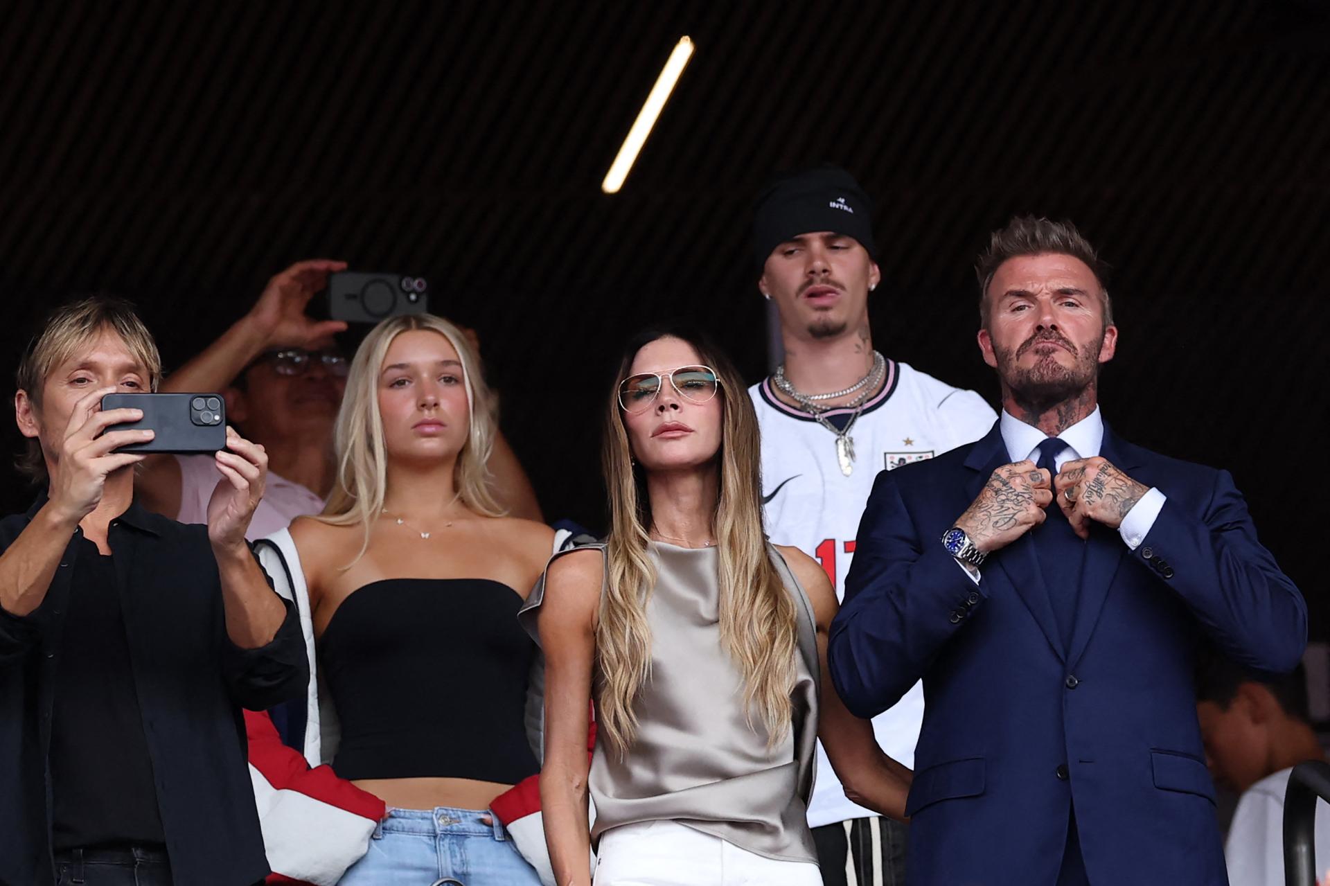 Svijet se sprda s Victorijom Beckham i dijeli njenu novu snimku. David je brani: ‘Malo je sporija...‘