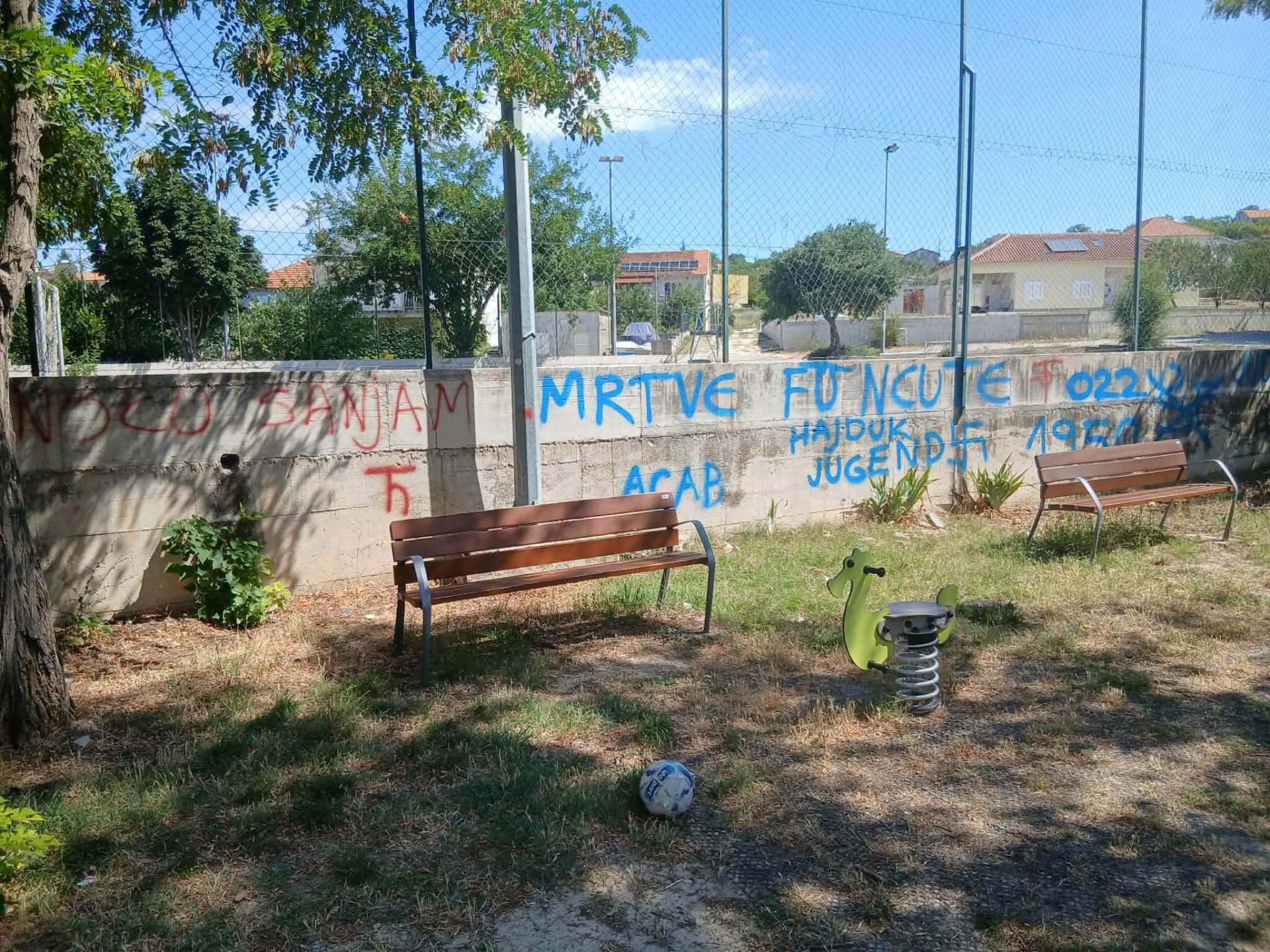 Igralište osvanulo s novim grafitima: ‘Samo mržnja i nasilje. A normalna djeca su danas zapravo nenormalna i u manjini‘