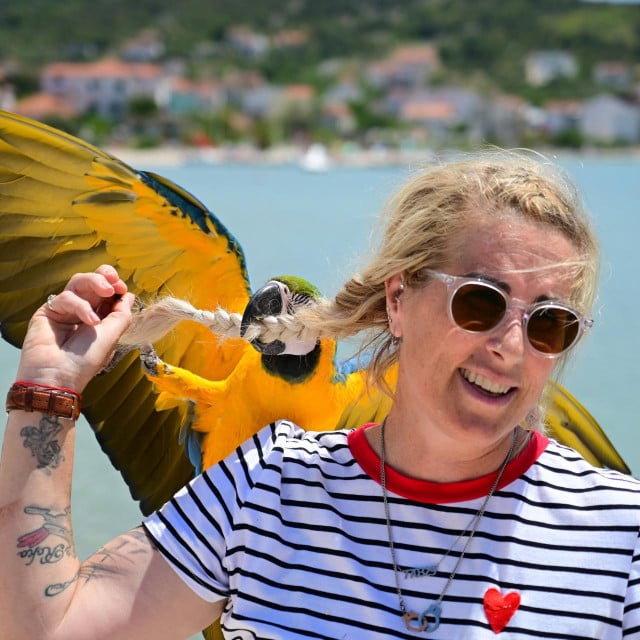 <p>Tanja Anđelić iz Vini&scaron;ća sa svojom ljubimicom, papigom Bellom, koja je već kao trogodi&scaron;njakinja&nbsp;stekla - svjetsku slavu</p>