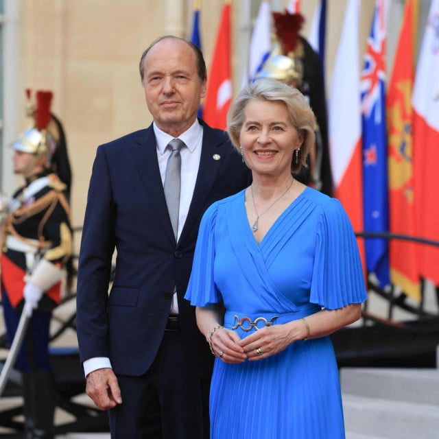 <p>Vrhunski plaćena nesposobna prva dama EU, u dru&scaron;tvu supruga Heika, za posjeta Parizu, bit će i dnevnica...</p>