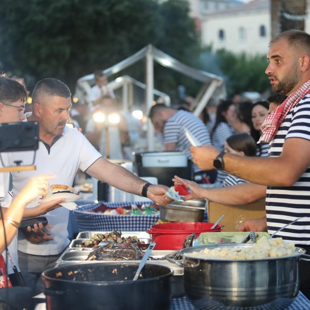 <p>Druga ribarska večer na makarskoj rivi</p>